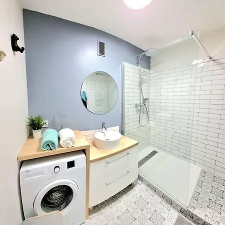Grand T2 Tout Equipe - Parking - Balcon - Calme Daire *
